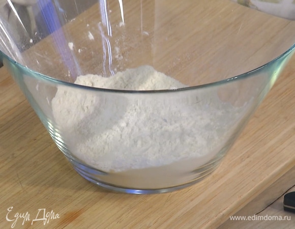 В глубокой миске перемешать муку, сахар, крахмал, соду, разрыхлитель и мускатный орех.