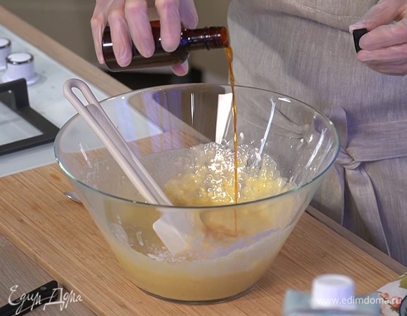 К мучной смеси добавить рапсовое масло, уксус, экстракт ванили и овсяное молоко, лопаткой вымешать однородное тесто.