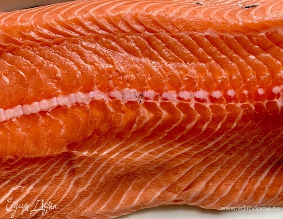 Семга и водка должны быть отличного качества — это залог успеха. У меня кусок весом 1,6 кг.