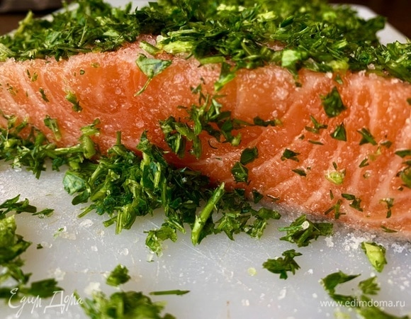 Всю зелень — в блендер, перебить. Соль смешать с сахаром, натереть хорошо рыбу (соль указана в столовых ложках без горки!).