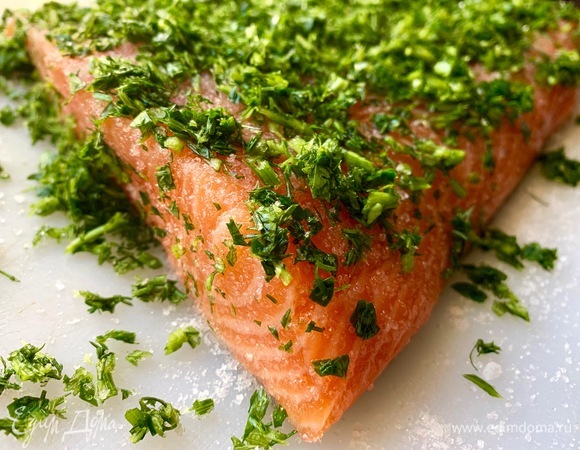 Зелень нанести, аккуратно прижимая.