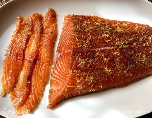 Вынуть из пакета, быстро промыть под очень холодной водой, хорошо промокнуть бумажным полотенцем (влаги не должно быть). Поперчить душистым перцем, посыпать цедрой лимона.