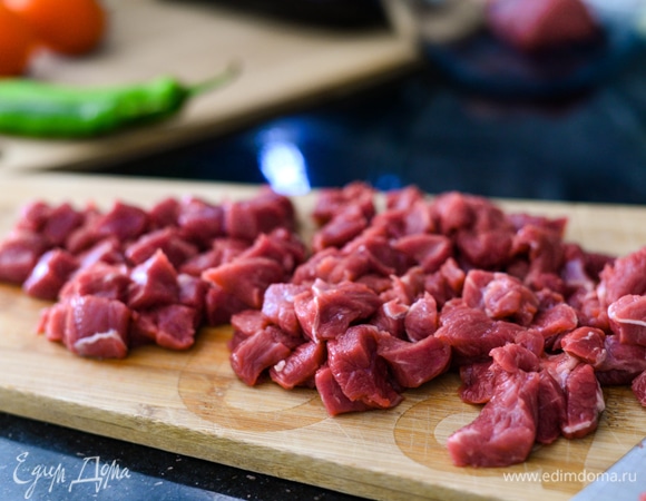 Говядину нарежьте мелкими кусочками, поставьте в сотейнике на средний огонь. Варите в собственном соку, затем добавьте стакан воды и варите до полного ее выкипания. Мясо должно стать немного мягким, поэтому регулируйте время варки в зависимости от качества говядины (у меня 20 минут).