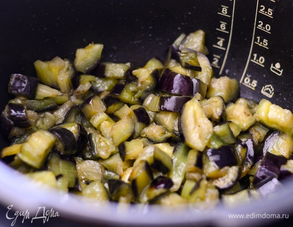 Отдельно обжарьте баклажаны. С баклажанами договориться не так просто: если бросить их на подогретое масло, они просто впитают его в течение пары минут. Попробуйте немного потомить баклажаны на медленном огне с закрытой крышкой: они станут мягкими и немного влажными. Теперь уже можно добавить масло и обжарить, помешивая, 7–10 минут. Посолите.