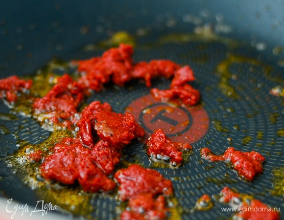 Готовим соус для заливки. На подогретом масле обжарьте томатную пасту, энергично помешивая, в течение 2–3 минут. Затем залейте ее горячей водой (1,5–2 стакана), прокипятите 1–2 минуты, помешивая. Обратите внимание, что НЕ обжаренная томатная паста может испортить весь ваш труд!