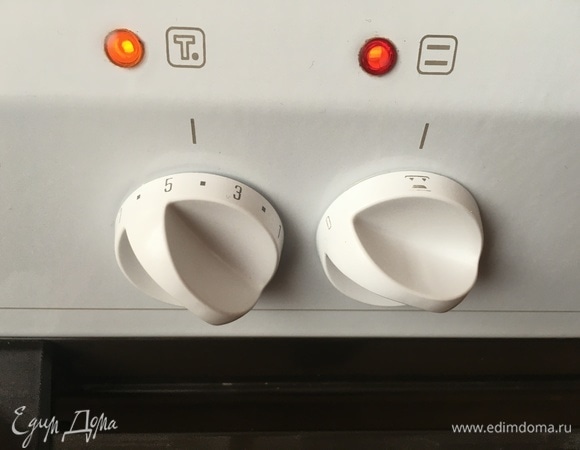 Ближе к обеду достаем мясо, слегка промокаем его бумажными полотенцами. Берем фольгу, отрезаем столько, чтобы хватило для укутывания полностью одной грудки. Кладем на фольгу мясо. Параллельно можно поставить разогреваться духовку — примерно на 160°C. Верхний и нижний нагревательные элементы.