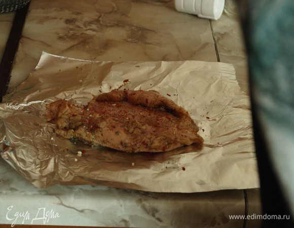 На этом шаге можно включить фантазию: нам надо добавить специй. У меня были прованские травы, базилик и свежий чеснок (его добавлю позже), перец молотый. Вы можете добавить и другие травы по вкусу. Нужно равномерно, но не очень густо засыпать травами сначала одну сторону грудки (она все еще лежит на фольге), потом перевернуть ее и засыпать другую. Не забудьте про складки!