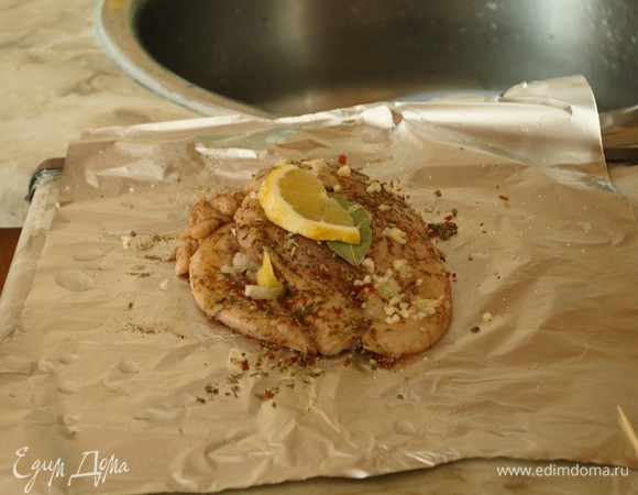 Опционально можно добавить лимон или лимонный сок: у меня после приготовления лимонада оставались остатки лимона, и я положила их в складки грудки. На фото уже чуть позже добытый-таки лимон.