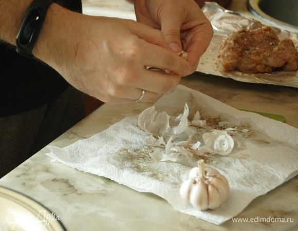 Еще можно выдавить чеснок (либо мелко его нарезать) из расчета: 1 сторона 1 грудки — 1 зубчик. Равномерно распределить чеснок по поверхности мяса. Можно в складки положить 1 лавровый лист на каждую грудку для вкуса.