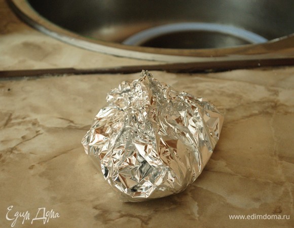 Укутываем каждую грудку в фольгу — нужно плотно запаковать мясо, чтобы сохранить внутри влагу. Это нужно для того, чтобы грудка не пересохла и вышла сочной. Лучше оставить шов сверху, чтобы было удобно потом распаковывать.