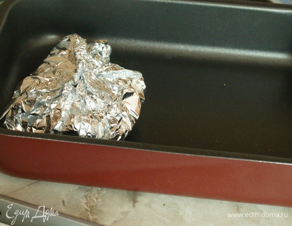 Укладываем замотанные в фольгу грудки и выкладываем их на противень для выпекания. Ставим противень в духовку и выпекаем около 45 минут.