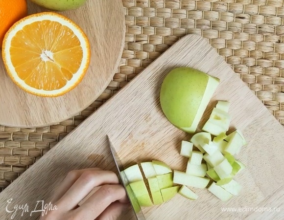 Кисло-сладкое яблоко нарезаем мелким кубиком.