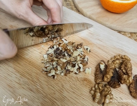 Грецкие орехи я всегда подсушиваю на сковороде или в духовке перед употреблением. Обжаренные орехи крупно рубим ножом.