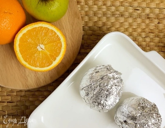 Свеклу тщательно моем, обрезаем хвостик. Обсушиваем ее бумажным полотенцем и заворачиваем в фольгу. Запекаем в духовке при температуре 200°C 50–60 минут. Длительность приготовления зависит от размера свеклы, поэтому периодически проверяем ее мягкость ножом или деревянной шпажкой. После запекания свеклу необходимо остудить и очистить от кожуры. Нарезать на кубики.