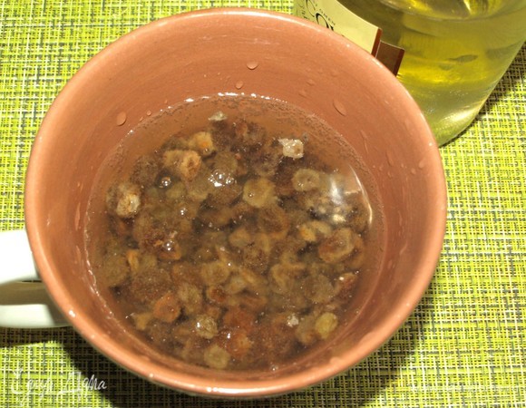 Изюм залить холодной водой на 30 минут. Воду слить, изюм промыть. Залить изюм белым десертным вином и оставить на пару часов. В идеале — на сутки.