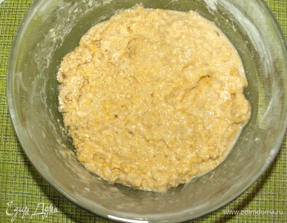 С изюма слить вино и добавить вино к мучной крошке. Хорошо перемешать.