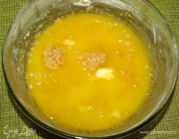 Растопленное сливочное масло добавляем в мучную массу. Масло не должно быть горячим. Хорошо перемешиваем.