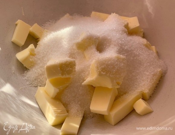 Все продукты комнатной температуры. Масло хорошо взбить с сахаром до пышности. Яйца взбить в крепкую пену. Все смешать.