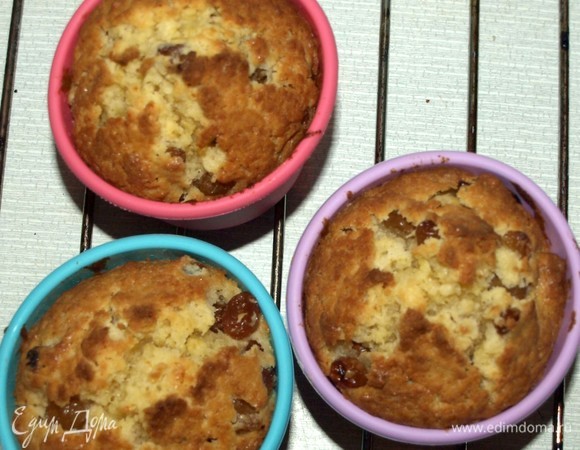 Тесто выкладываем в подготовленную форму. Я использовала три маленькие формы и одну среднюю. Отправляем в заранее разогретую до 180ºС духовку примерно на 1 час. Выпекать до «сухой спицы». Ориентироваться лучше по своей духовке. Маленькие кексы выпекать меньше, готовность проверить бамбуковой палочкой.