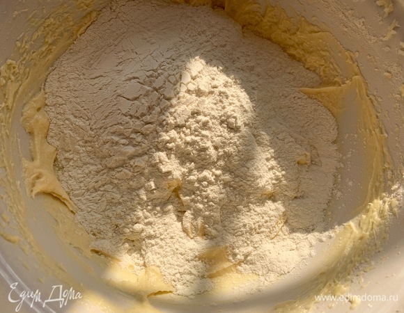 Добавляю соль, рисовую муку и половинку пшеничной муки. Все хорошо взбить 3–5 минут!