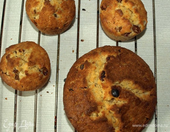 Достать готовые кексы. Дать им немного остыть в форме. Достать из формы и полностью остудить на решетке.