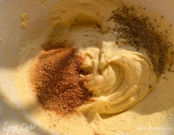 Добавляю остаток муки, разрыхлитель, корицу, анис, ваниль, хорошо взбиваю пару минут.