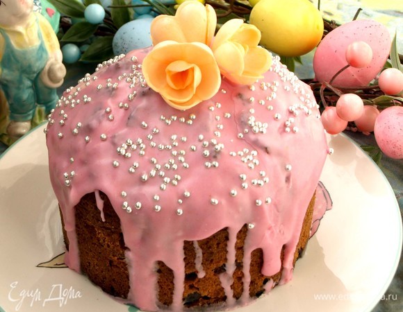 Украшаем остывший кекс на свое усмотрение. Можно посыпать сахарной пудрой или покрыть глазурью. Если дать кексу постоять несколько дней, то раскроются все вкусы и ароматы.