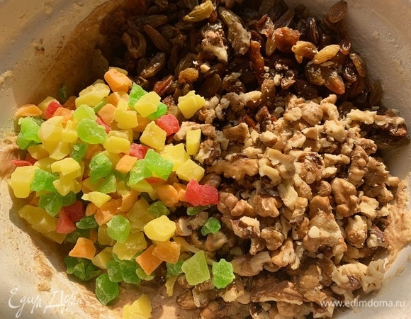 Добавляю орехи, изюм, цукаты.