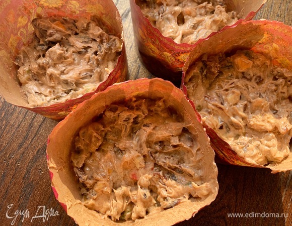 Духовка — на 140°C. Тесто — в форму. Сверху плотно прикрыть листом пергамента, сложенным в несколько раз, не фольгой! Выпекать 1,5–2 часа. Результат готовности зависит от возможности вашей духовки, проверяйте деревянной шпилькой.