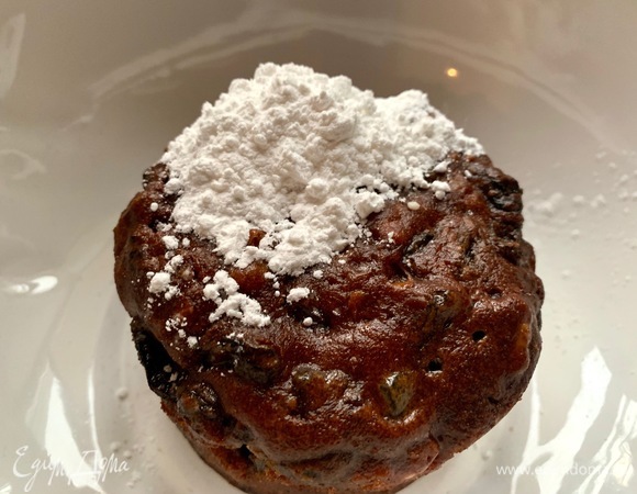 Пропитать весь кекс ликером (не жадничайте, это очень хорошая «инвестиция»).