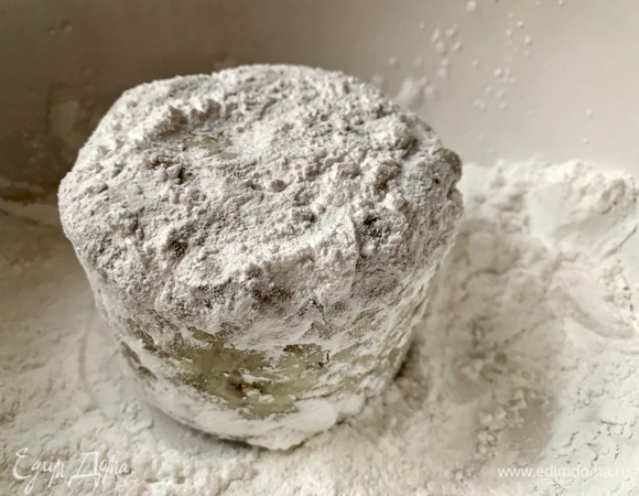 Хорошо припудрить (ликер помогает пудре хорошо закрепиться).