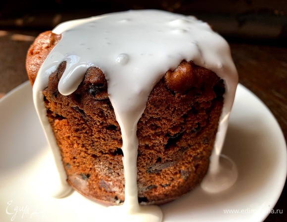 У нас два вида декора: в сахарной пудре и в глазури. Глазурь: сливки хорошо смешать с пудрой, полить кекс (застывает моментально!).