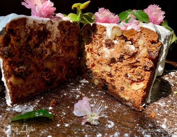 Вот так в разрезе. Цвет, благодаря корице, и аромат, благодаря ванили и анису, невероятные! Текстура нежная, благодаря рисовой муке очень интересное само тесто, изюм и цукаты, безусловно, подчеркивают вкус!