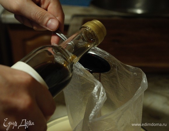 В пакет наливаем бальзамический уксус и оливковое масло, распределяем соль (осторожно: она вытягивает влагу, так что не переборщите, потом добавите еще по вкусу перед запеканием, если нужно).