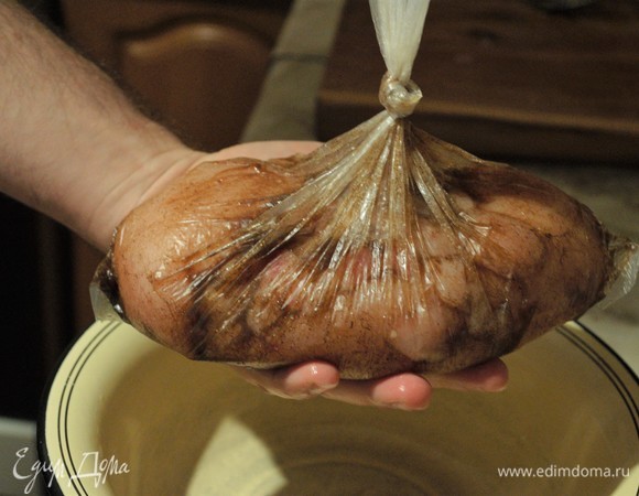 Теперь плотно закручиваем пакет, выдавливая из него воздух, и завязываем на узел. Есть смысл положить его во второй пакет, так как к утру первый протечет. Кладем в холодильник на ночь.