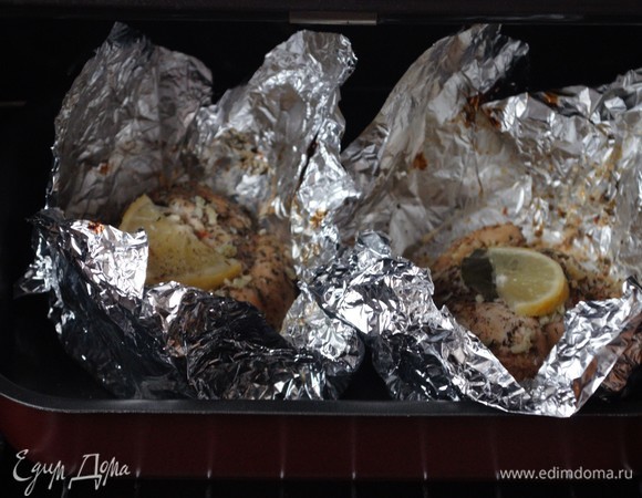 После этого можно выключить духовку и, приоткрыв фольгу, оставить в ней курицу еще минут на 5–7.