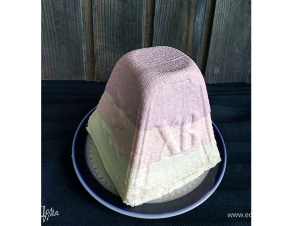 Творог протереть через сито. Охлажденные сливки взбить миксером до загустения, добавить сахарную пудру, ванилин и творожный сыр. Снова взбить. Соединить с творогом, перемешать. Разделить массу на три части. В первую ввести розовый краситель, во вторую — сиреневый. Форму выстелить двухслойной марлей, выложить поочередно сиреневый, розовый и белый слои. Поставить под гнет, поместить в холодильник на 10–12 часов.