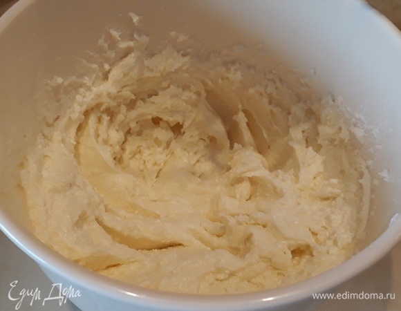 Добавляем в масляную смесь творог, еще раз взбиваем до кремообразной массы.