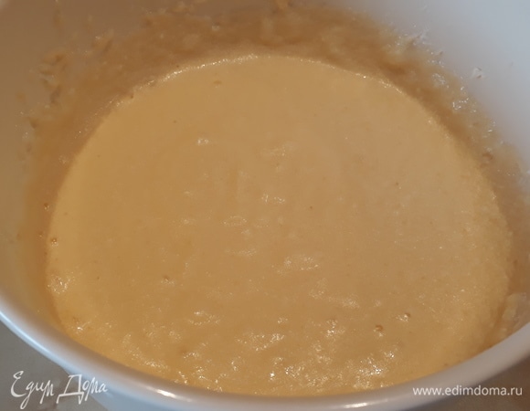 Взбивая, добавляем 3 яйца и еще 1 желток.