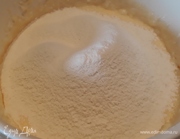 Добавляем просеянную муку, затем ванилин и разрыхлитель. Замешиваем тесто.