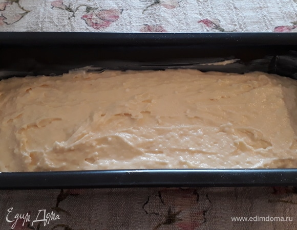 Берем 10 г сливочного масла и смазываем им форму для запекания. Выливаем тесто в форму. Лучше всего использовать короткую форму: кекс будет меньше, но выше. Разогреваем духовку до 180°C. Ставим тесто в духовку примерно на 40–45 минут. Как только кекс будет готов, достаем из формы.