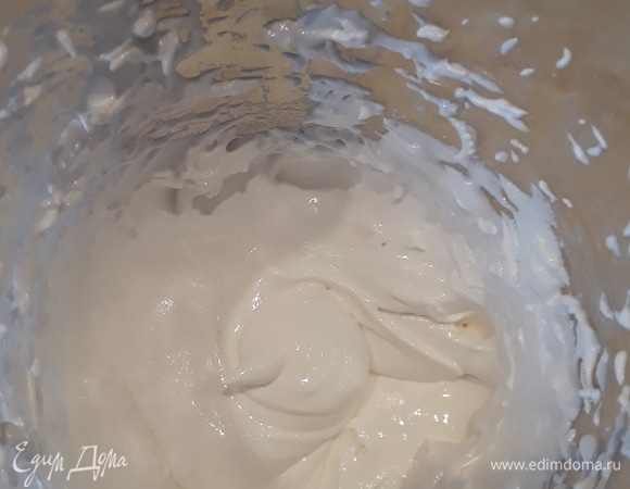 Наш кекс остывает, а мы в это время делаем глазурь. Взбиваем белок до устойчивой пены. Всыпаем сначала половину сахарной пудры и быстро перемешиваем. Добавляем сок лимона, затем вторую часть пудры. Все взбиваем.