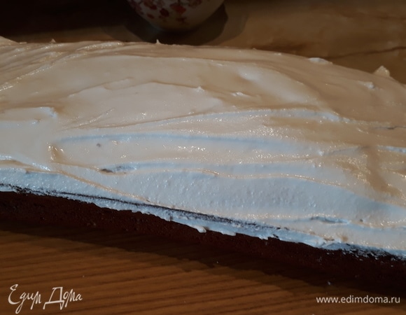 Покрываем глазурью кекс и украшаем кондитерской посыпкой.