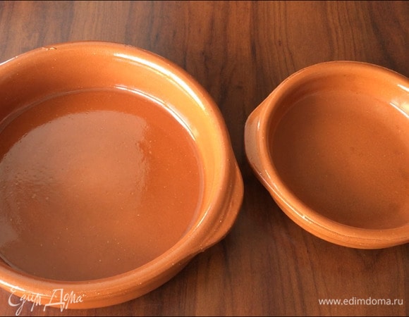 Тарелочки ставятся прямо на газовую или электрическую плитку. Если у вас нет таких, можно готовить в сковороде или казане (посуда с толстыми стенками).