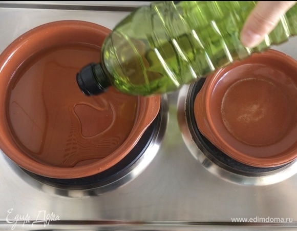 Ставим нашу посудину на разогрев, наливаем оливковое масло. Ждем, пока оно хорошенько разогреется. Затем убавляем огонь до среднего.