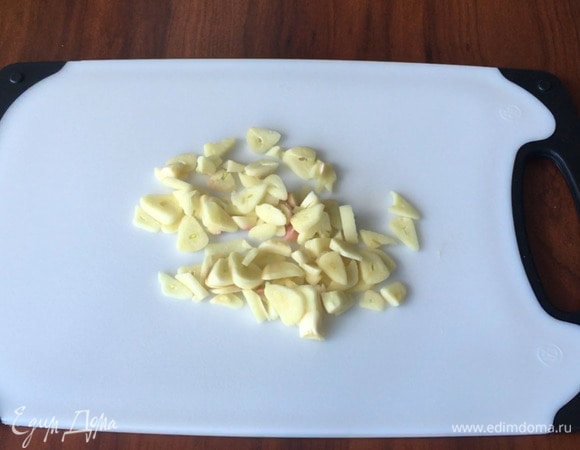 Пока греется масло, рубим чеснок. Сильно измельчать не стоит.