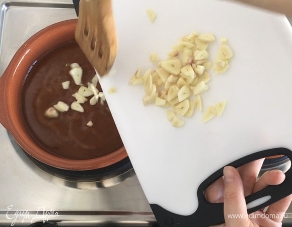 В горячее масло выкладываем чеснок. Поджариваем его до золотистой корочки.