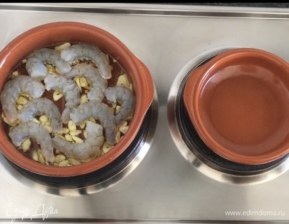 Выкладываем креветки, обжариваем с каждой стороны до появления бело-оранжевого цвета.