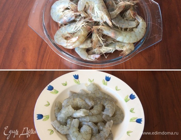 Креветки (свежие или свежемороженые) почистить. Желательно также надрезать и вытащить тонкую черную «ниточку» кишечника из креветок.