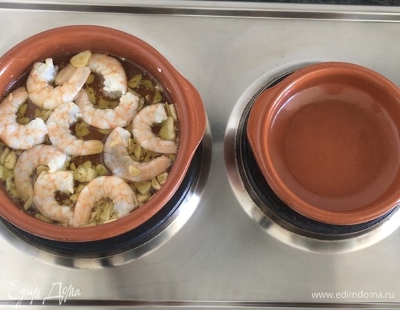 Переворачиваем, периодически помешивая чеснок.